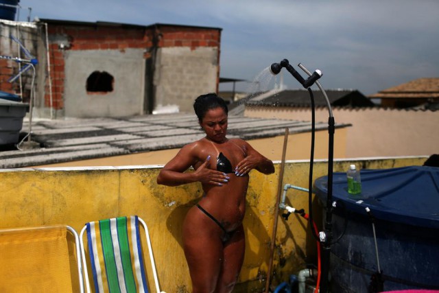 Новый модный тренд в Бразилии: бикини из изоленты