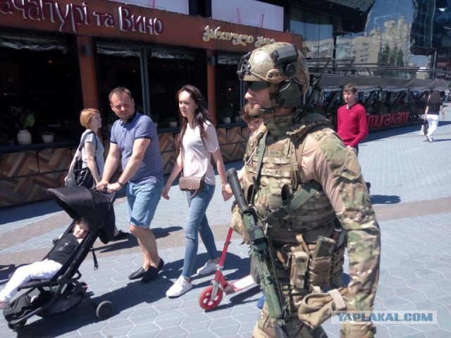 Силовики запретили екатеринбуржцу ночевать в своей квартире у стадиона. «Это бред, но, кажется, я буду снимать жилье»
