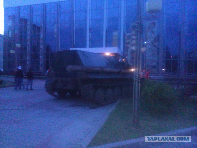 Голая жительница Урала пыталась штурмом взять администрацию с требованием пересмотра пенсионной реформы [18+]