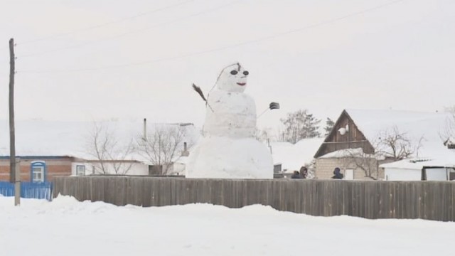 Два школьника слепили снеговика высотой семь метров. И весит он 10 тонн!