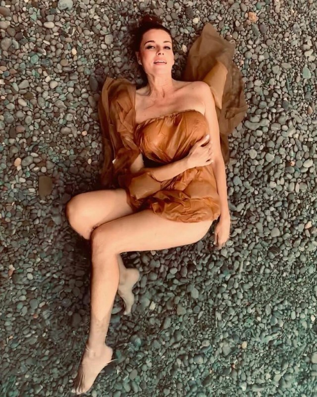 Актриса Любовь Толкалина в 45 баба ягодка опять