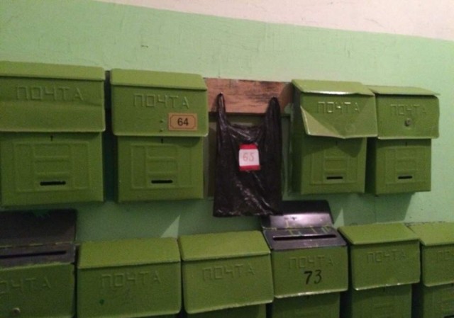 В Свиблово установили почтовые ящики без прорезей. Теперь почту кладут сверху