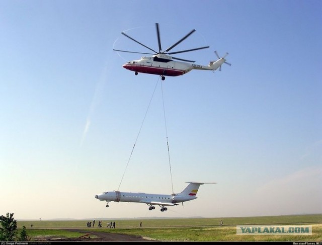 В ЯНАО пять Камазов уже две недели стоят посередине реки