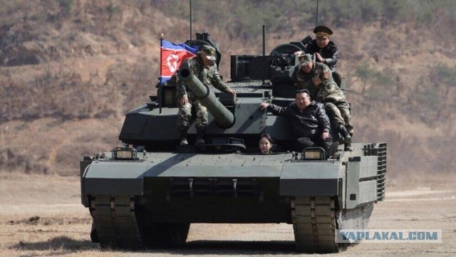 Ким Чен Ын прокатился с дочерью на новейшем танке во время учений
