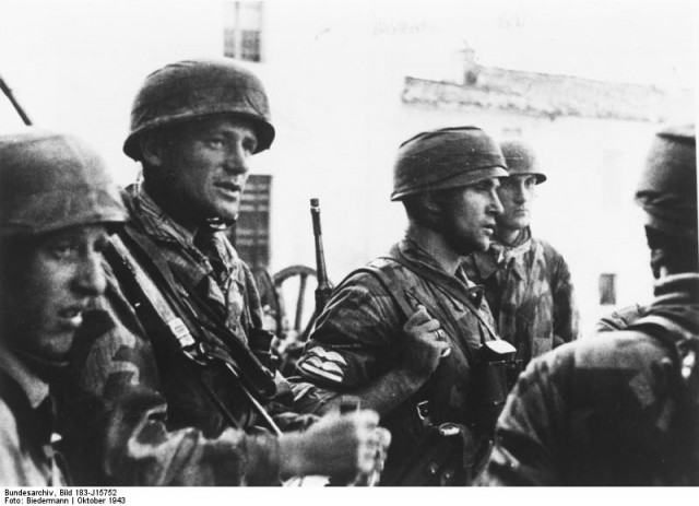 Военные каски разных стран времен Второй Мировой Войны и немного ранее