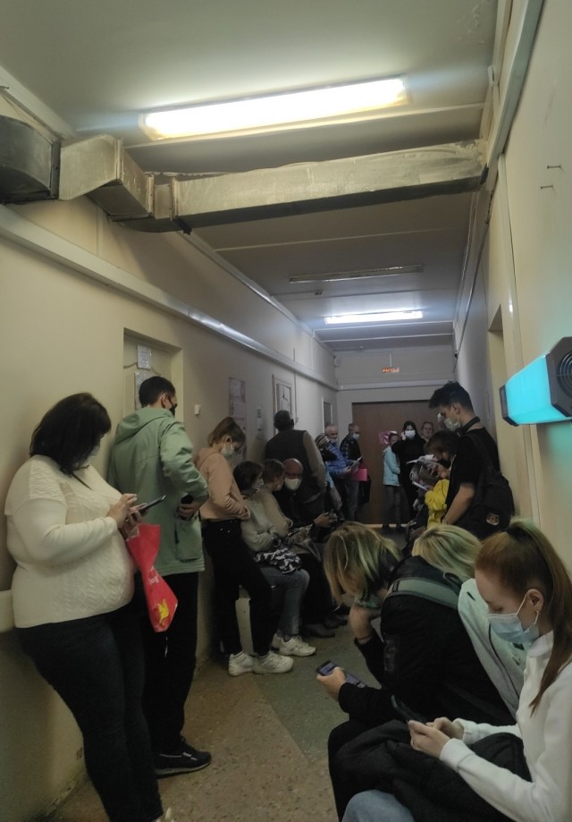 Очередь на прием к терапевту для температурящих больных в Воронеже
