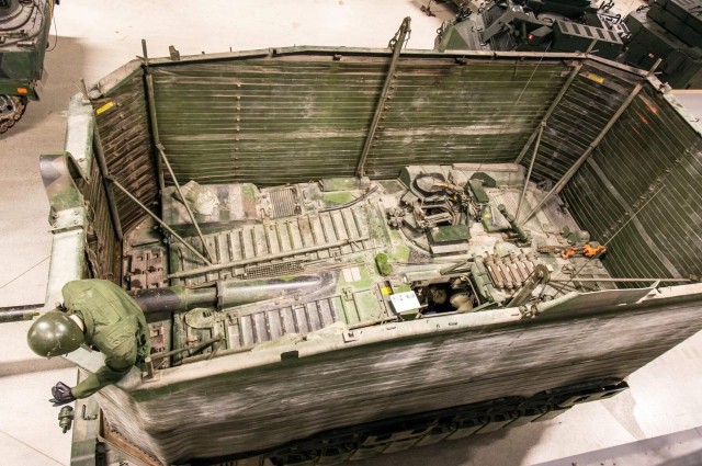 Плавающий безбашенный шведский танк Strv 103
