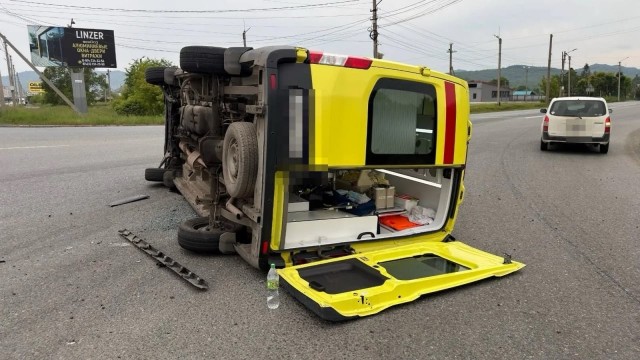 Перевозившая младенца скорая перевернулась из-за ДТП в Приморье