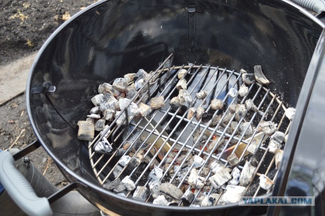 Копченые свиные ребрышки барбекю.