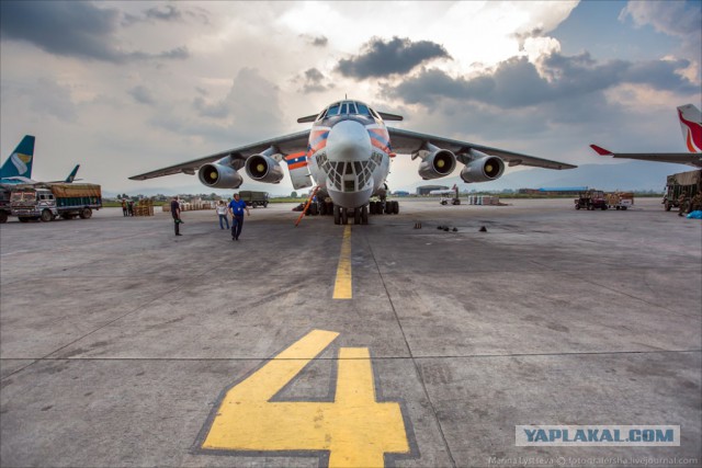 Как Ил-76 МЧС в Катманду гуманитарный груз