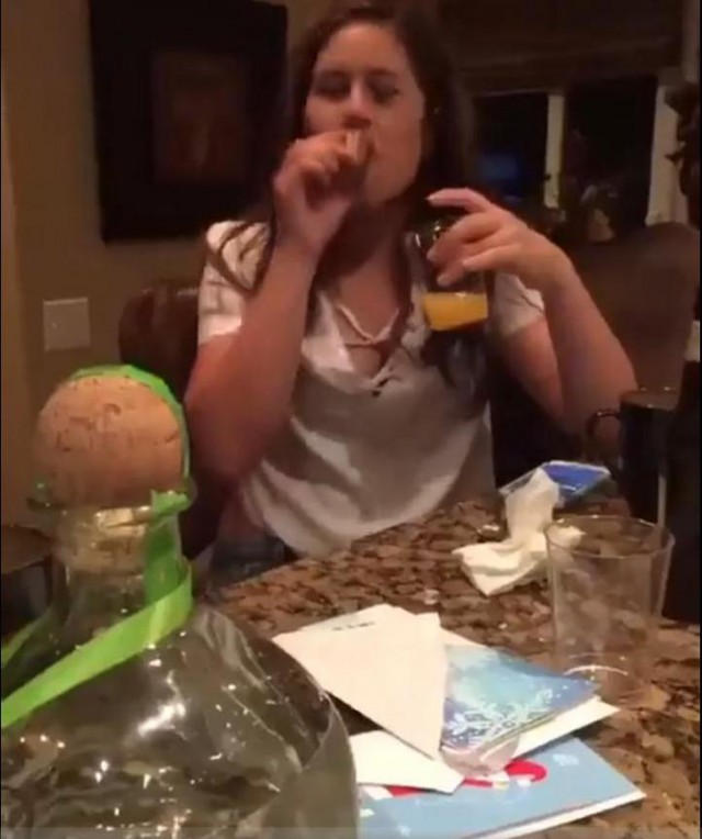 Мать в первый раз видит, как дочка пьет на свой ДР