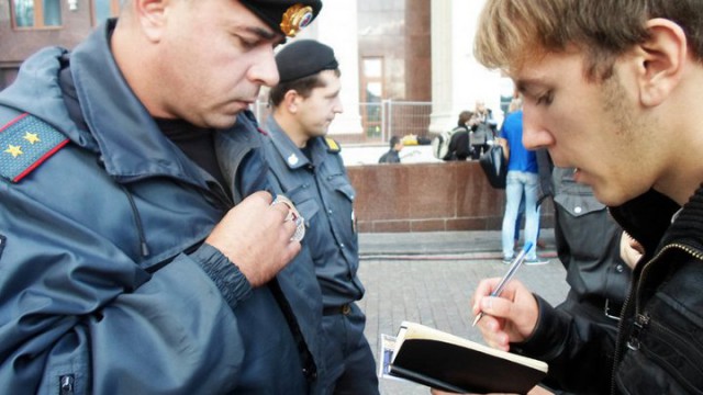 Мне звонят в дверь, говорят: «Откройте, полиция!» Что делать?