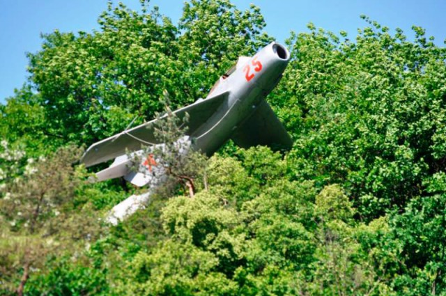 Лётчики отказались катапультироваться и, спасая самолет, поступили по-своему