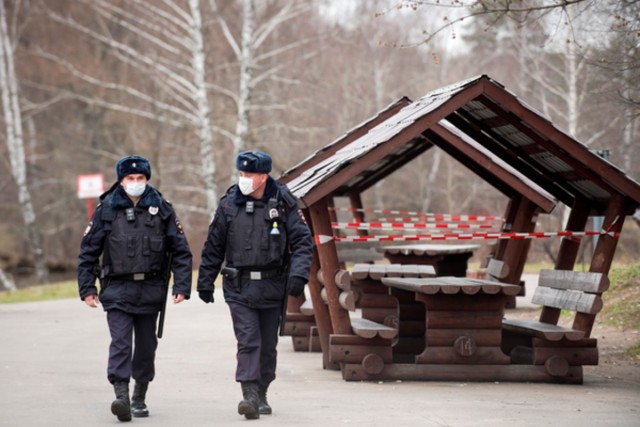 Полицейские в Москве должны патрулировать площадки, дворы и кладбища. Нарушителей режима изоляции будут штрафовать