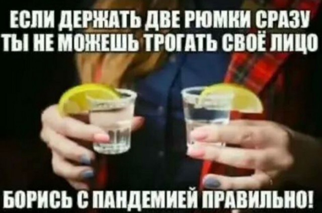 Почему этот любитель пива стоит сразу с двумя кружками в руках? 1980–е
