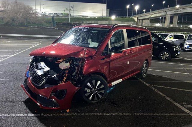 GTA в реальной жизни: в Испании мужик разбил полсотни машин Mercedes с помощью экскаватора