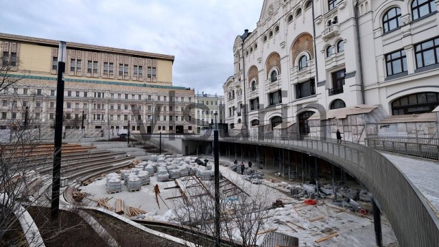 Перед Политехом начали замену зимней плитки на летнюю