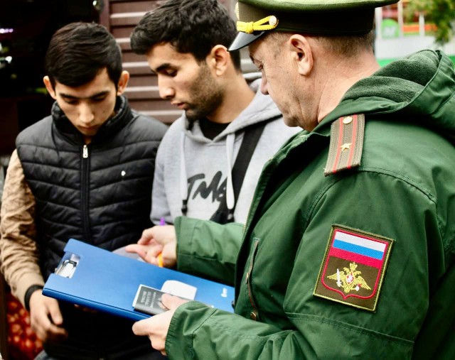 Получившим паспорт РФ мигрантам вручают повестки