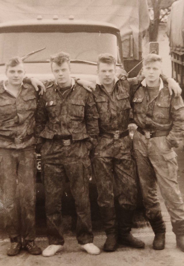 А давайте в честь праздника, выкладывать свои армейские фотки уважаемые яповцы