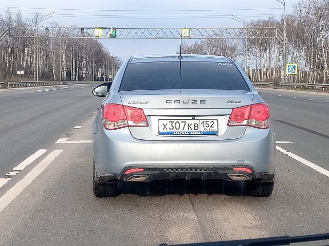 Зачем писать на рамке номера нецензурные надписи?