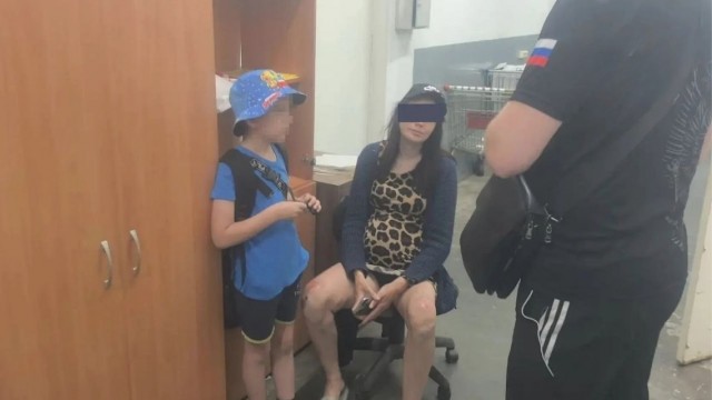 Мать запихнула в рюкзак восьмилетнего сына коньяк, селёдку и суши, но не смогла стащить это из новосибирского магазина