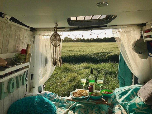 Парочка переоборудовала свой Ford Transit в дом на колесах и отправилась в путешествие