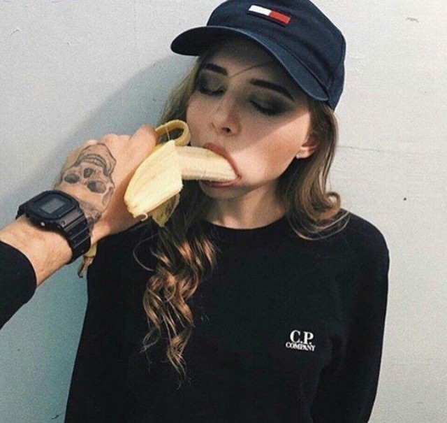 Девушки и желтый фрукт