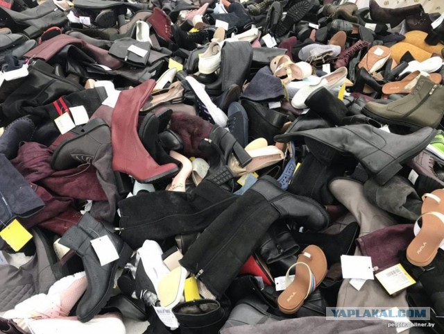 Минчанка увидела огромную кучу новой обуви возле мусорки: «И ни одной пары»
