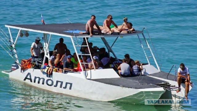Кадры спасения пассажиров катамарана "Атолл", перевернувшегося во время морской прогулки в Черном море