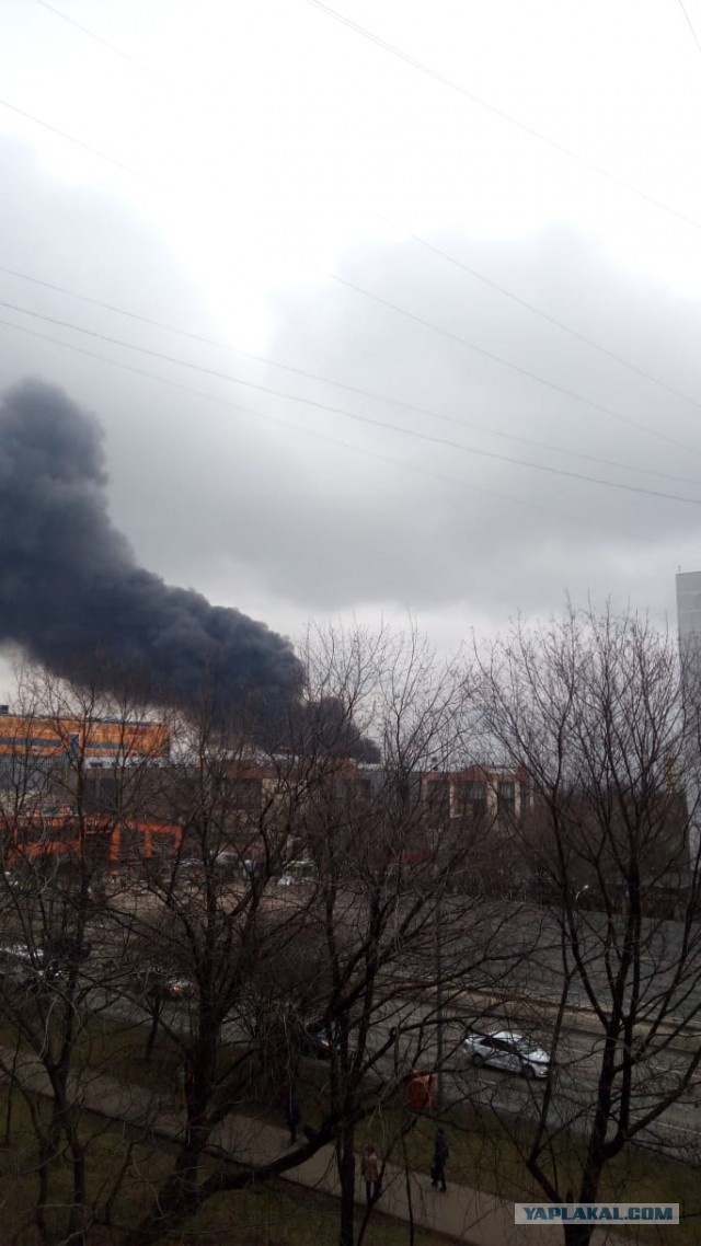 Крупный пожар возле Варшавского шоссе в Москве.