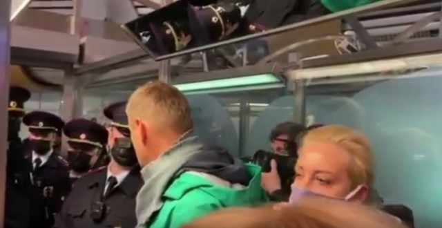 Стрим возвращения Навального из Берлина во Внуково