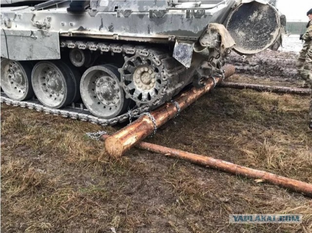 Британские танкисты только недавно узнали, для чего российские танки возят с собой бревно