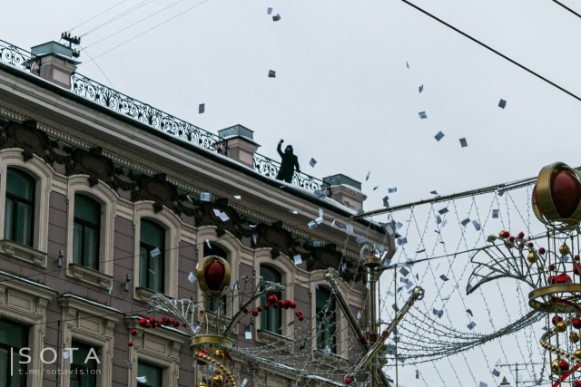 В Петербурге неизвестный разбросал по Невскому проспекту листовки с «преступлениями Путина»