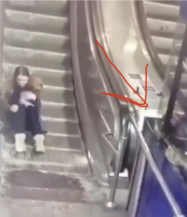 Слабоумные иногда спускаются в метро