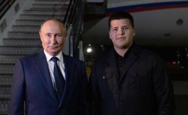 Путин поцеловал священный Коран