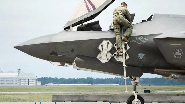 Борт Т-50-9 прибыл в Дубае для участия в авиасалоне «Dubai Airshow 2025».