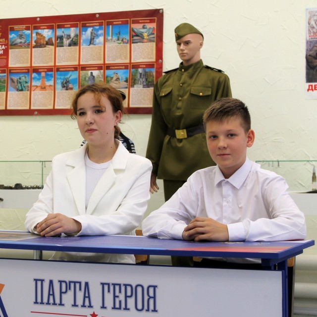 В Никеле в доме творчества  торжественно открыли "Парту Героя"