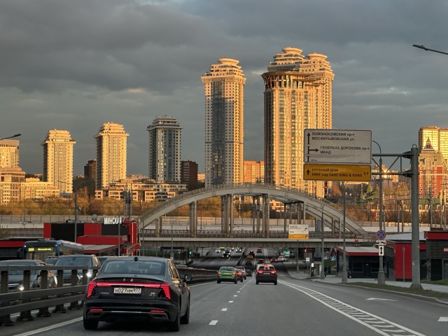 Шляюсь по Москве (мрачное утро).