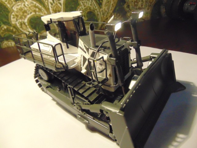 Дилерская радиоуправляемая модель бульдозера LIEBHERR PR 776 Litronic