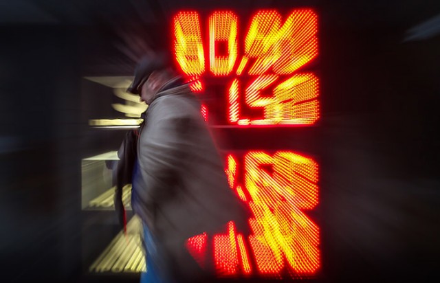 ЦБ предложил запретить уличные табло с курсами валют