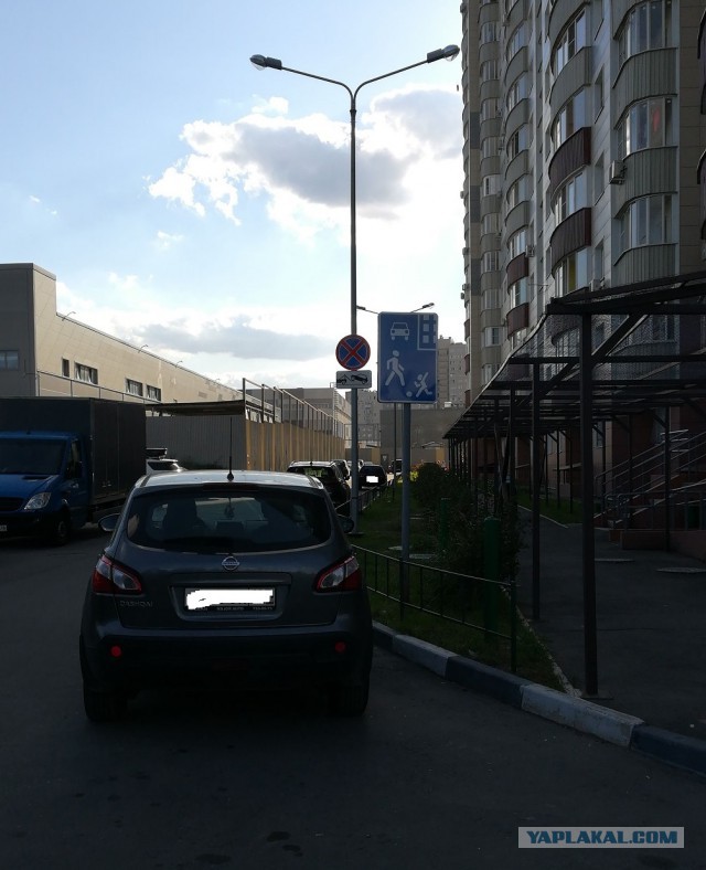 Нарисовали разметку за домом