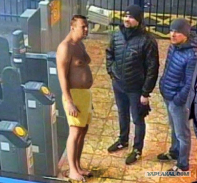 «Оставь дубинку, сними шлем, мы один народ»: в Москве задержали пикетчицу с плакатом против насилия
