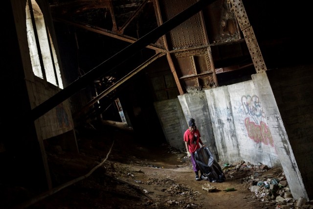 Внутри темных туннелей под Нью-Йорком, где бездомные борются за выживание на кишащих крысами рельсах