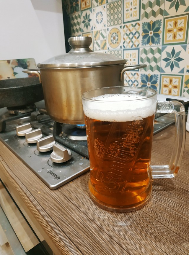 Томатный суп с колбаской и беконом