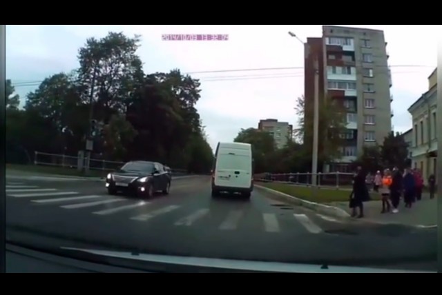 В Кингисеппе учительница перевела детей через дорогу на красный сигнал светофора