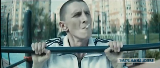 Муж столичного судьи забабахал себе личный спортуголок около детской площадки в московском дворе.