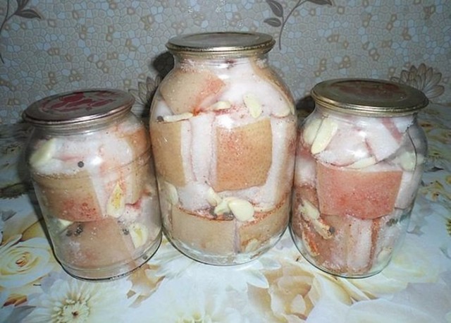 Солили с дедушкой сало