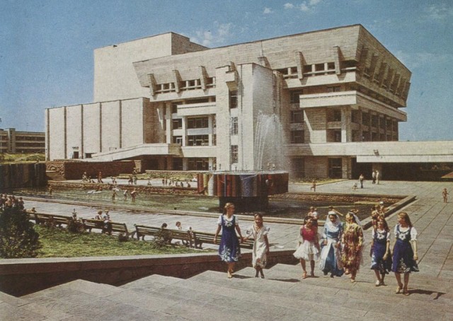 «Приходят с халатиками, полотенчиками, в купальниках»