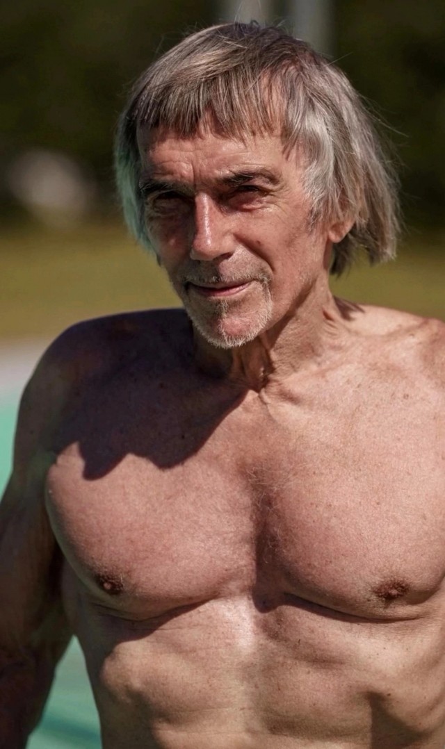 Владимир, ему 80 лет.