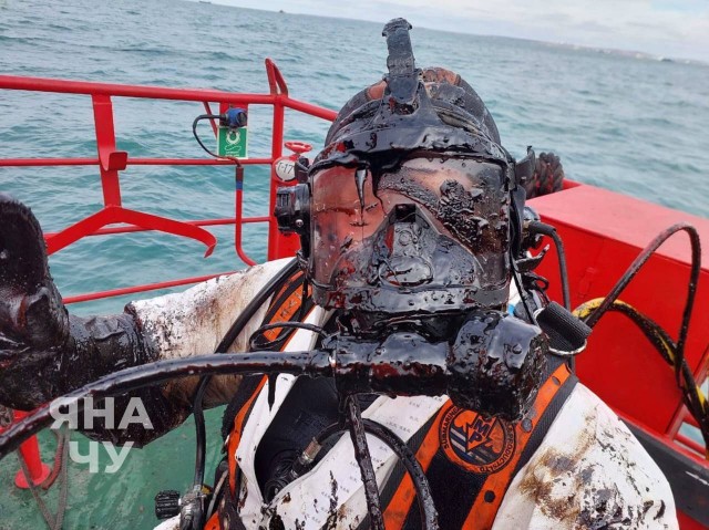 Водолазы после погружения в море с мазутом